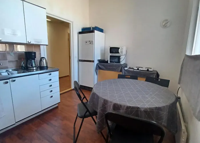 Toimisto-majoitus A *