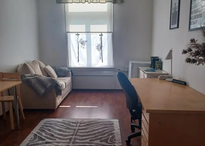 Toimisto-majoitus A *